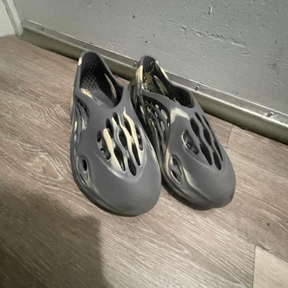 Yeezy foam runners comes with a box 100% authentic